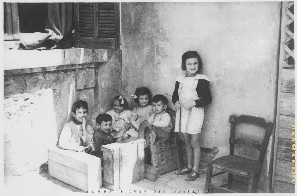 HENRI SALVAT ,GERARD, EVELYNE ET JEAN MARIE, ET DANIELE ZUBILLIAGA  SUR LA TERRASSE .jpg